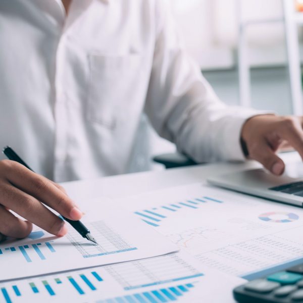 businessman-is-thinking-and-analyse-planing-the-strategy-.jpg businessman-is-thinking-and-analyse-planing-the-strategy-.jpg
